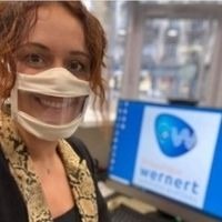 Portrait d'une jeune femme audioprothésiste chez Wernert Acoustique portant un Masque Sourire 