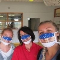 Selfie de trois jeunes femmes portant des Masques Sourire Odiora