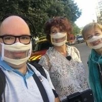 Selfie d'un homme et deux femmes portant des Masques Sourire Odiora dans la rue