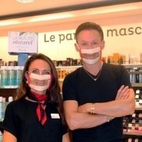 Photo de deux employés de Nocibé, une femme et un homme portant des Masques Sourire dans la boutique 