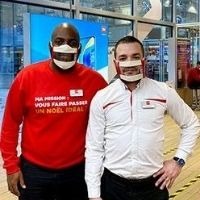 Photo de deux hommes qui travaillent chez SFR et qui portent des Masques Sourire